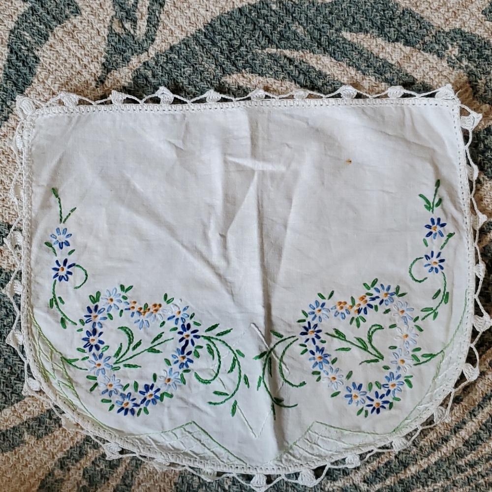 🎉🎉🎉 3/$15 🎉🎉🎉 Vintage embroidered Doily